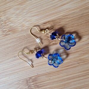 Glass flower earrings in Sapphire and gold color